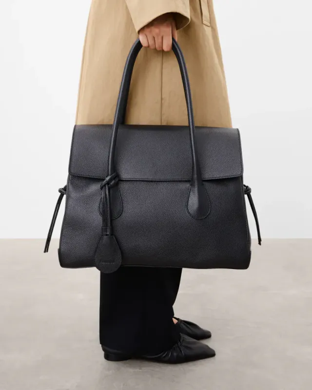 Lydia Tote Bag Grained Leather Black Flattered